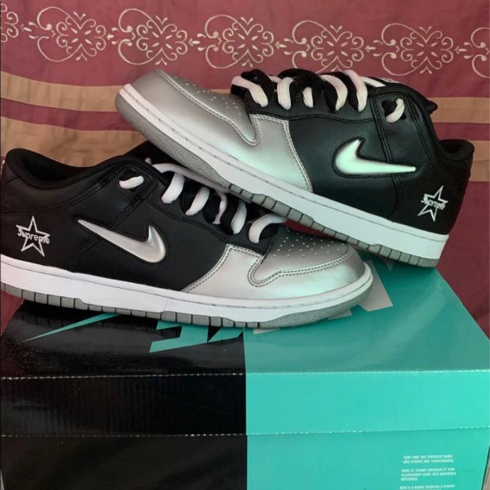 🔴SOLD🔴 NIKE  SB Dunk low supreme jewel swoosh si